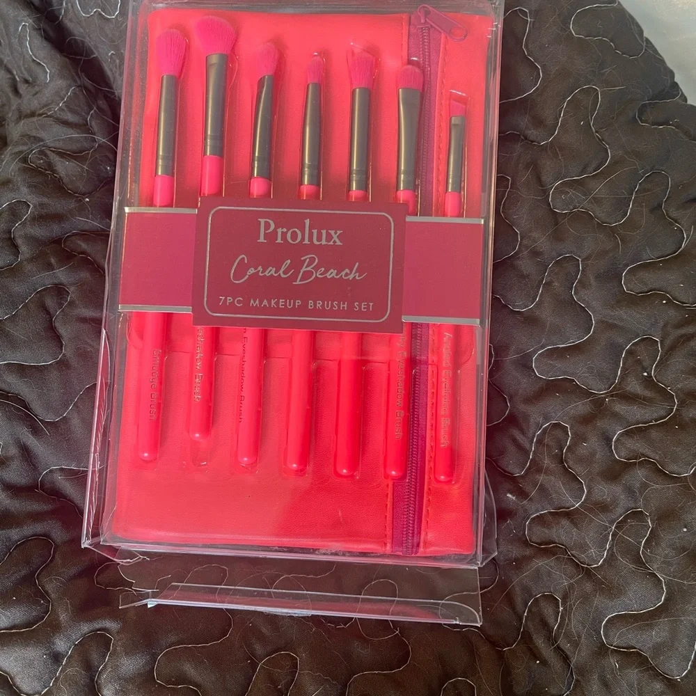 Make up Bundle: Brushes, eye shadows NIB
